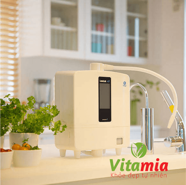 Nước ion kiềm mạnh từ máy điện giải Kangen K8 dùng để rửa rau củ quả