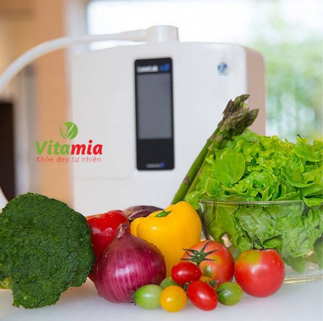 Nước ion kiềm mạnh từ máy điện giải Kangen K8 dùng để rửa rau củ quả
