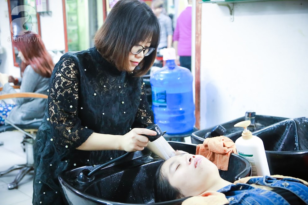 Tư thế gội đầu toàn thân nằm trên ghế khô và chỉ có đầu bị ướt là nguyên nhân dẫn đến chứng đau đầu