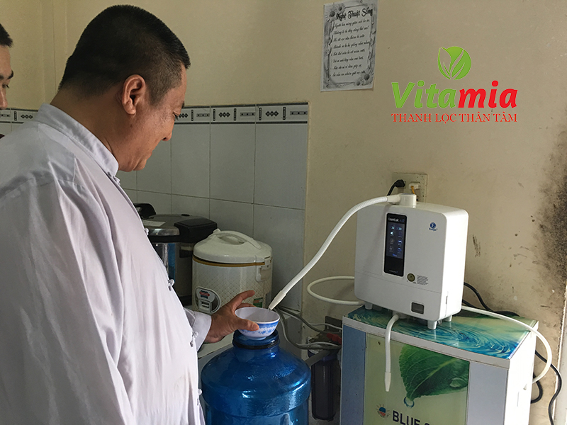 Nước điện giải được lấy ra từ máy lọc nước ion kiềm Nước điện giải được lấy ra từ máy lọc nước ion kiềm