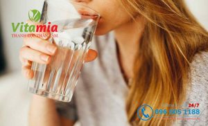 Uống nhiều nước để khôi phục cân bằng điện giải