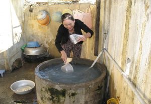 Người dân tại vùng lũ lụt xử lý nước bằng phèn chua