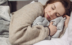 Có nên uống nước trước khi đi ngủ không?