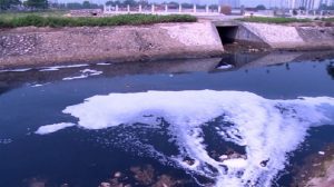 Hình ảnh dòng sông bị ô nhiễm