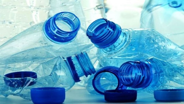 Rác thải từ chai nhựa gây ô nhiễm môi trường Rác thải từ chai nhựa gây ô nhiễm môi trường