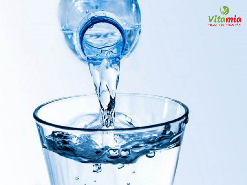 Nước được điện phân thành các phân tử mới
