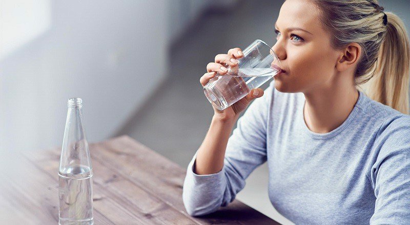 Bác sĩ Hiromi Shinya khuyên mỗi người nên uống đủ nước sạch mỗi ngày