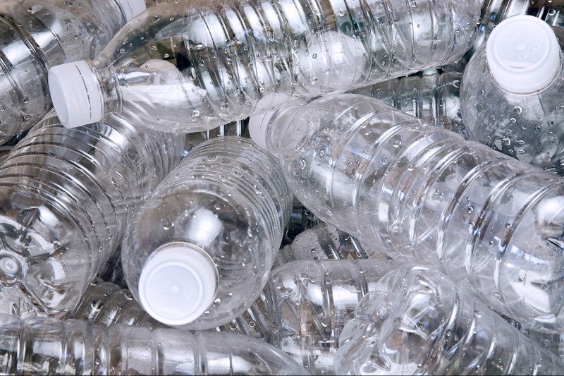Nước uống đóng chai gia tăng rác thải nhựa ra môi trường