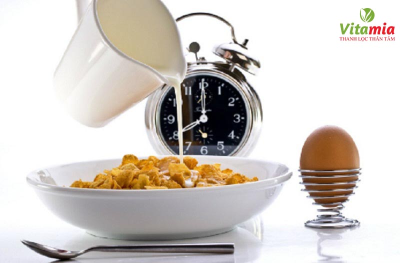 Nên ăn sáng trong vòng 1 giờ sau khi ngủ dậy