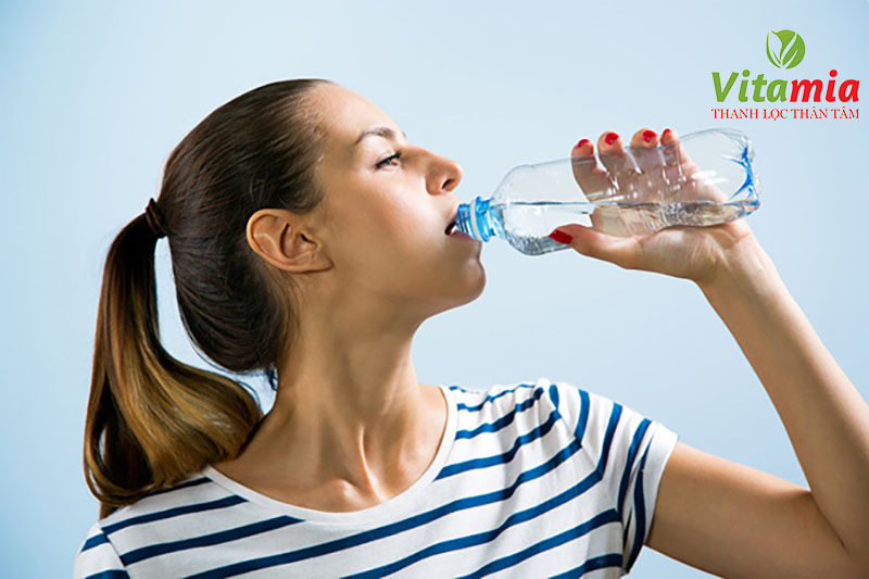 Sử dụng nước khoáng vào buổi tối giúp cơ thể lấy lại năng lượng