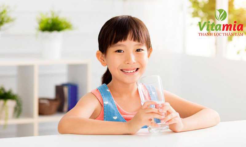 Sử dụng nước ion kiềm độ pH khoảng 8.5 phù hợp với trẻ từ 6 đến 12 tuổi