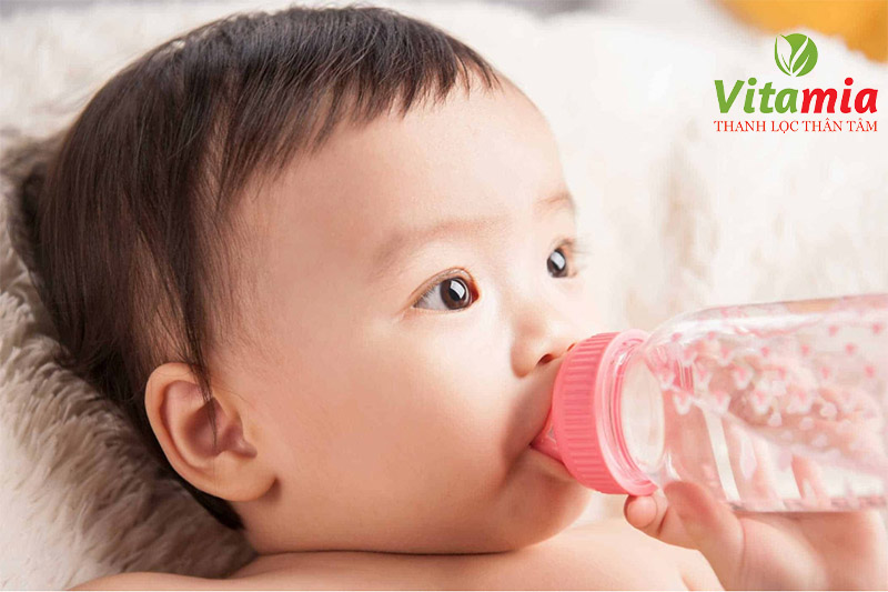 Ai không nên uống nước ion kiềm - Không sử dụng nước cho trẻ dưới 1 tuổi và từ 1 đến 5 tuổi