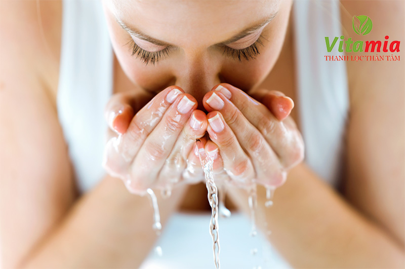 Sử dụng nước ấm rửa mặt là cách chăm sóc da mùa đông hiệu quả