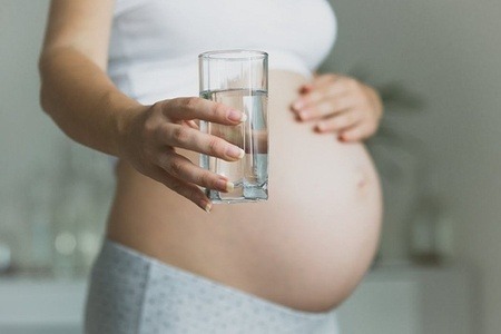 Cách uống nước để vào ối: uống trước khi ngủ