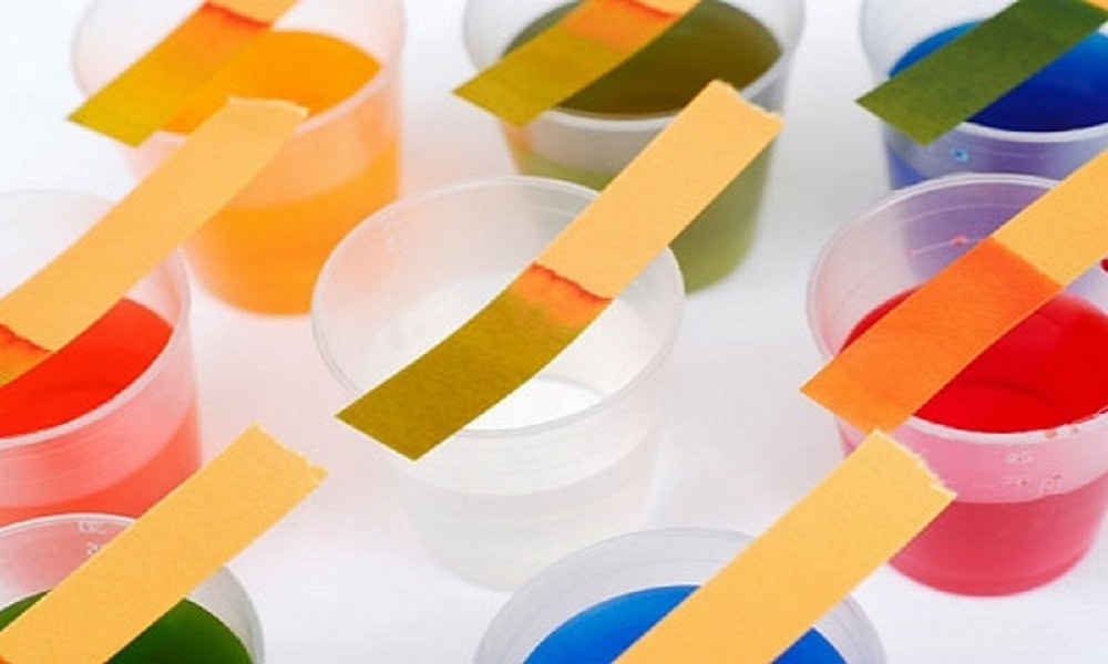 Kiểm tra độ pH với giấy thử pH