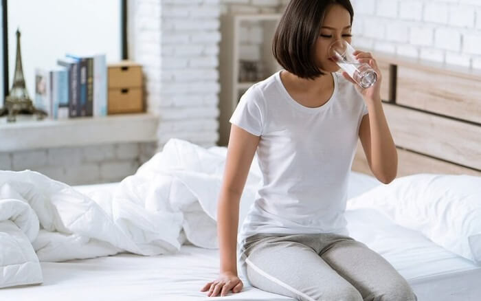 Thời điểm nên uống nước để không bị to bụng: Sau khi vừa ngủ dậy