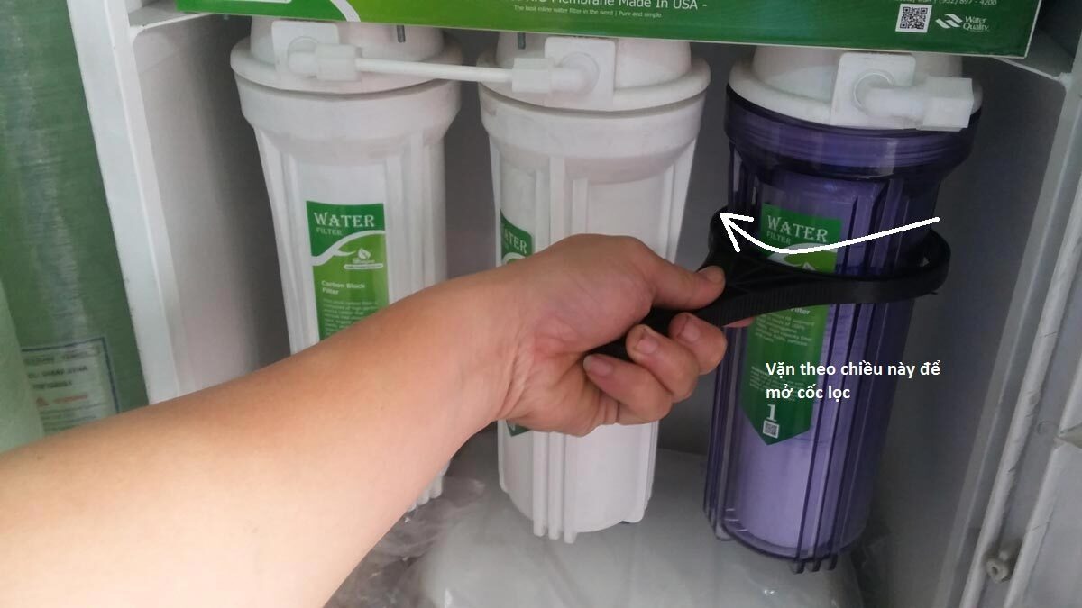 Sử dụng tay để vặn nhựa và mở các lõi lọc ra